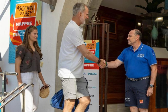 El Rey Felipe VI y la Princesa de Asturias Leonor saludan a Rafael Gil March, presidente del Real Club Náutico de Palma, a su llegada al RCNP antes de la disputa de la última jornada de la Copa del Rey MAPFRE de vela