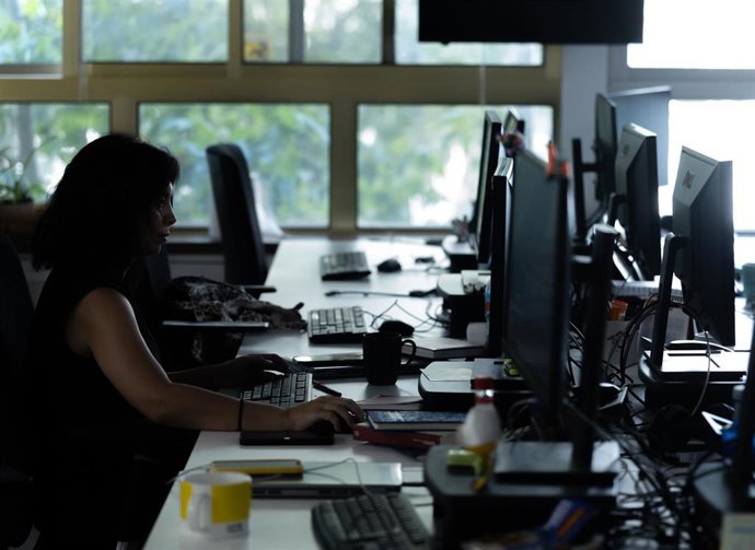 Varias personas en una oficina, a 28 de julio de 2025, en Madrid (España).