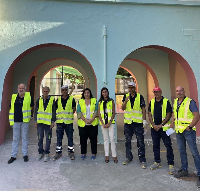 La diputada provincial Matilde Díaz y la concejala Sacra Sánchez, junto a los operarios que trabajan en las obras del CEIP La Chanca de Almería.