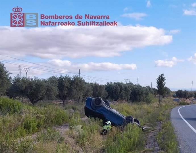 Imagen del coche volcado tras el accidente.