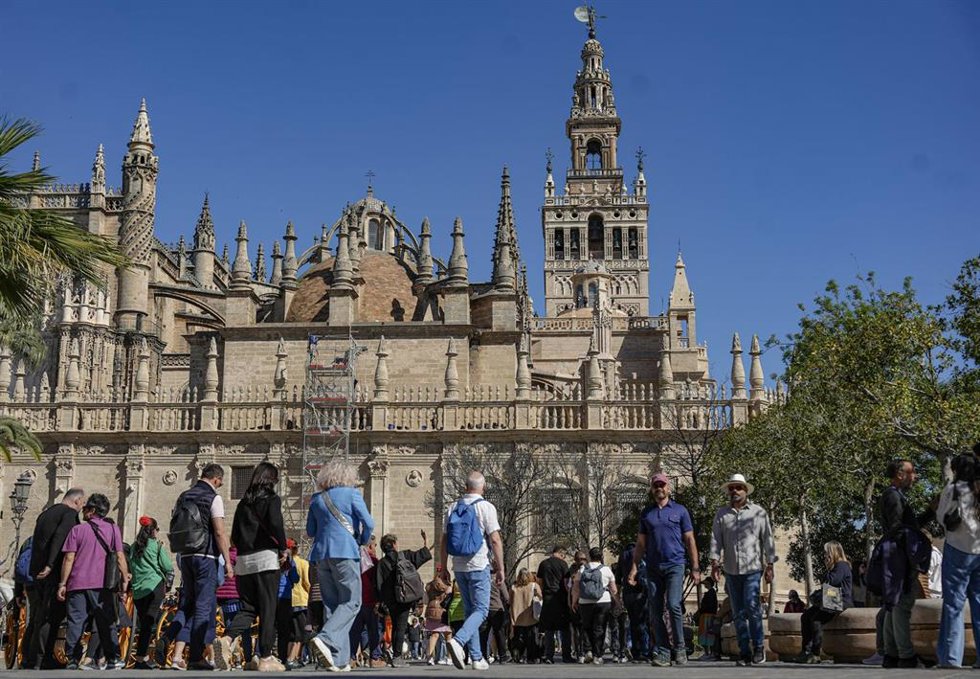 Archivo - Imagenes de recurso de turistas por el centro de Sevilla. 