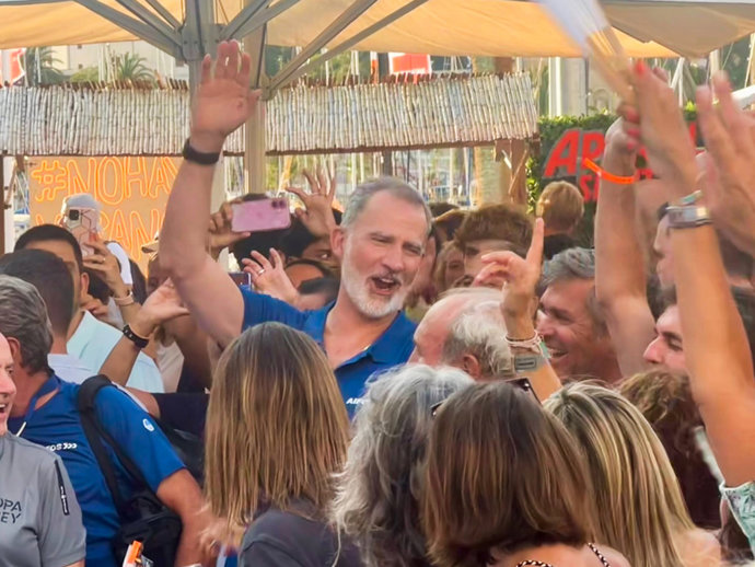El Rey Felipe VI cambia el timón por la música y disfruta como uno más del concierto de Jaime Anglada