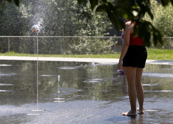 Una persona jugando con agua.
