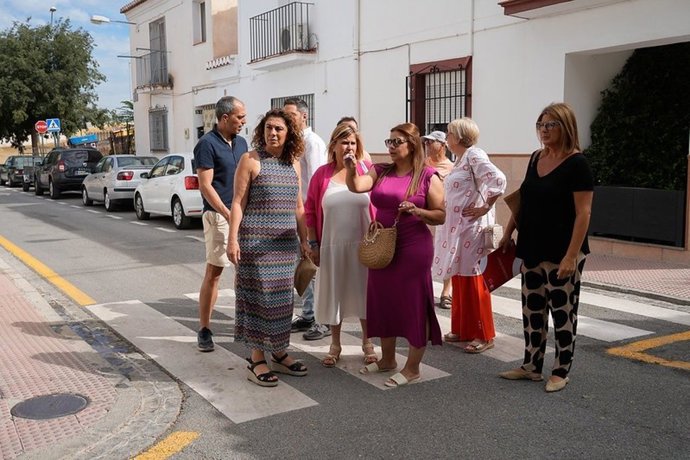 El PSOE exige la instalación de marquesinas de autobús en el barrio de Bobadilla ante las altas temperaturas.