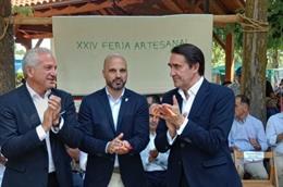 El delegado del Gobierno en Castilla y León, Nicanor Sen, junto al consejero de Medio Ambiente, Juan Carlos Suárez-Quiñones, en la inauguración de la XXIV Feria de Artesanía de Val de San Lorenzo