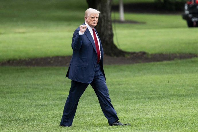 August 1, 2025, Washington, District Of Columbia, USA: President DONALD TRUMP holding up a fist while walking towards Marine One on the South Lawn as he leaves the White House in Washington, D.C.