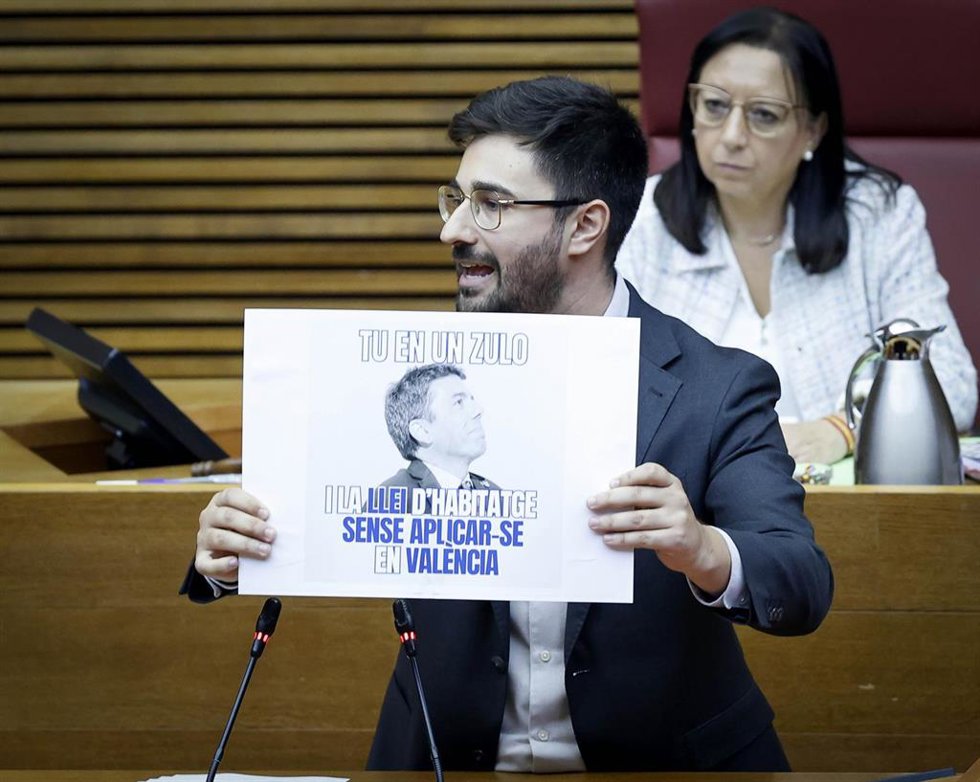 Archivo - El diputado del PSPV Benjamín Mompó muestra un cartel en el pleno de Les Corts. Imagen de archivo