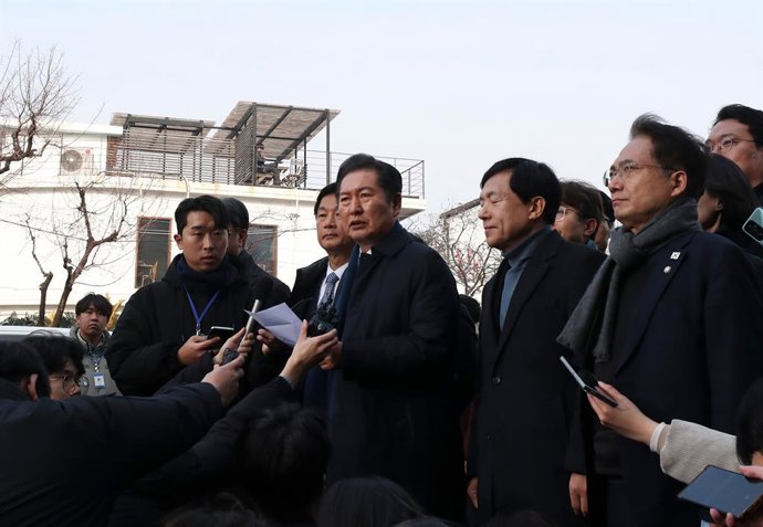 Archivo - BEIJING, Jan. 22, 2025  -- Jung Chung-rae (C), head of the Legislation and Judiciary Committee of the National Assembly, speaks to the press before attending a hearing for the impeachment trial of President Yoon Suk-yeol in Seoul, South Korea, J