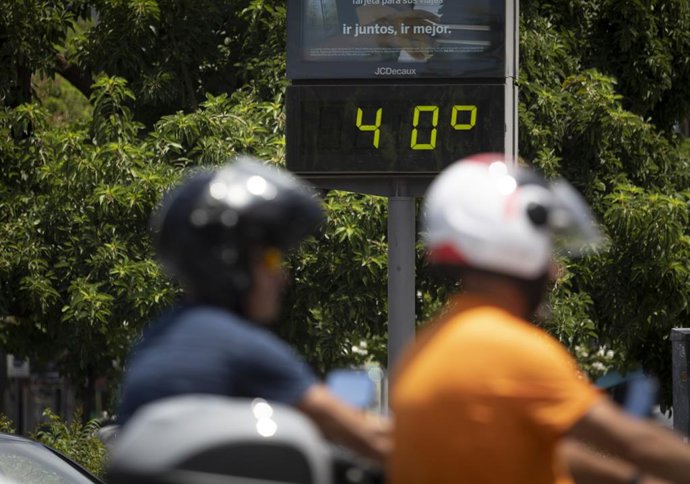 Archivo - Termómetro de calle marcando 40 grados. A 16 de junio de 2023, en Sevilla (Andalucía, España). La Agencia Estatal de Meteorología (Aemet) tiene previsto activar este viernes, 16 de junio, avisos de nivel amarillo por temperaturas máximas de 38 g