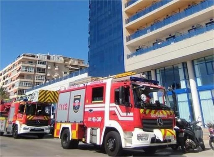 Desalojado en prevención un hotel de Fuengirola por un incendio que se salda sin heridos.