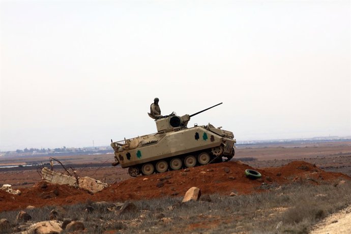 Archivo - Arquivo - Imagem de arquivo de militares jordanianos patrulhando a fronteira com a Síria.