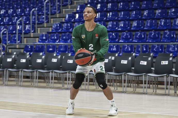 Archivo - Isaiah Wong of Zalgiris Kaunas warms up during the Turkish Airlines Euroleague, match played between FC Barcelona and Zalgiris Kaunas at Palau Blaugrana on March 21, 2025 in Barcelona, Spain.
