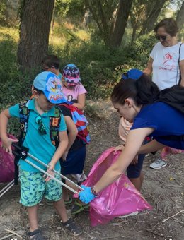Menores limpiando el cauce del río Genil.