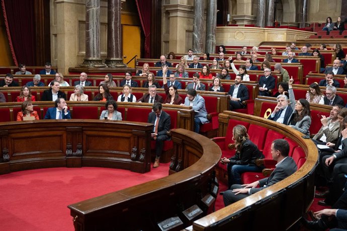 Archivo - Un ple del Parlament