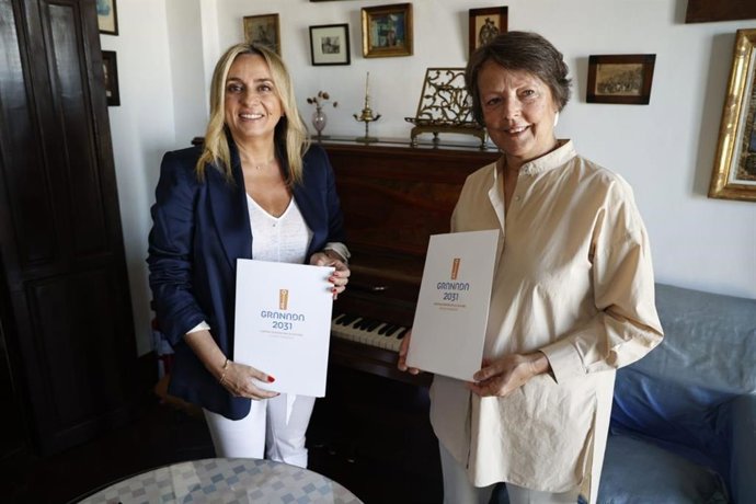 La alcaldesa de Granada, Marifrán Carazo, junto a la presidenta de la Fundación Archivo Manuel de Falla, Elena García de Paredes.