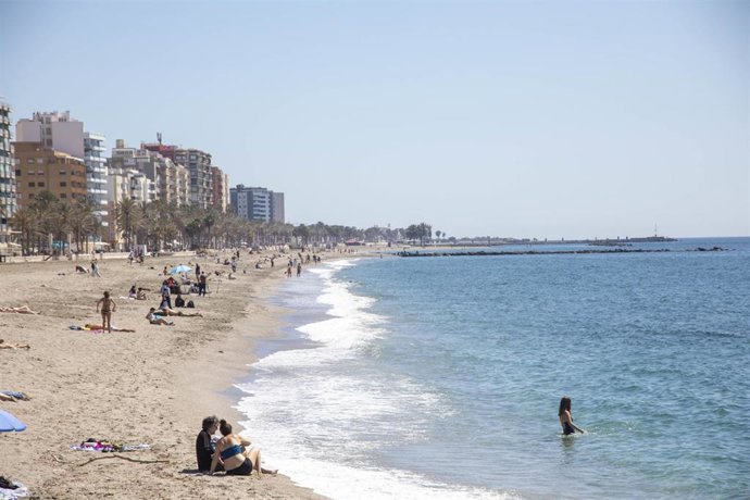 Archivo - Bañistas y almerienses tomando el sol en la Playa del Zapillo de Almería, a 28 de marzo de 2023 en Almería (Andalucía, España). 