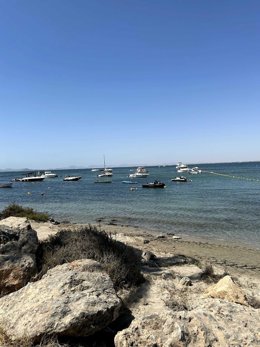Archivo - Barcos fondeados en el Mar Menor