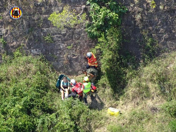 Rescatan a una ciclista tras caerse desde unos tres metros en el barranco de Gátova
