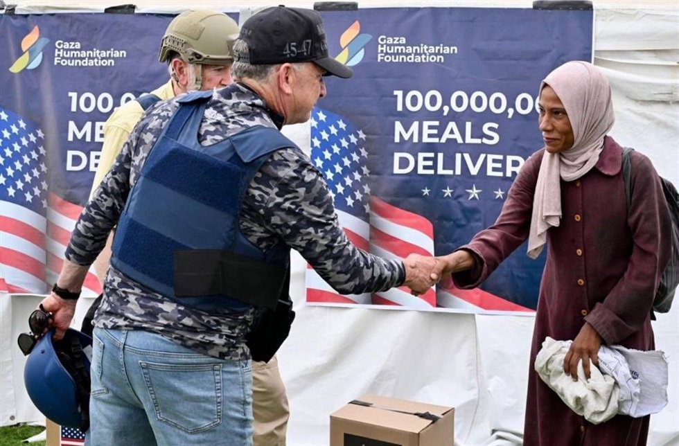 El enviado especial de EEUU, Steve Witkoff, visita un puesto de la GHF en Gaza