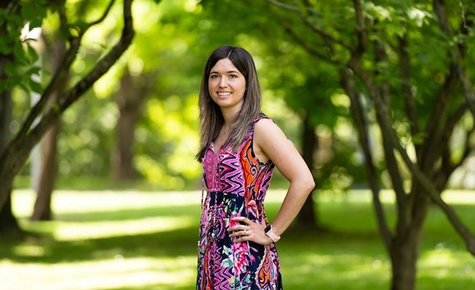 Arantxa Bujanda, autora de la tesis, en la Facultad de Ciencias de la Salud de la UPNA.