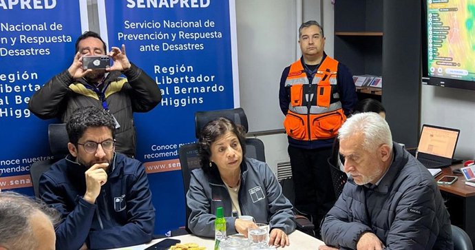 A Ministra de Minas do Chile, Aurora Williams, supervisiona o primeiro gabinete de crise para o colapso da mina El Teniente.