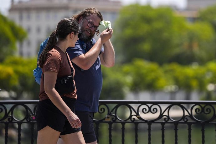 Archivo - Un hombre se seca el calor de la frente, a 30 de mayo de 2024 en Sevilla (Andalucía, España).