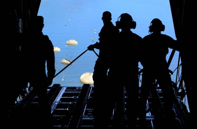 GAZA, Aug. 1, 2025  -- Jordanian servicemen drop humanitarian aid over Gaza, on Aug. 1, 2025. Several countries, including Jordan, Egypt, Germany, the United Arab Emirates (UAE), France and Spain, on Friday executed joint airdrops in Gaza, delivering huma