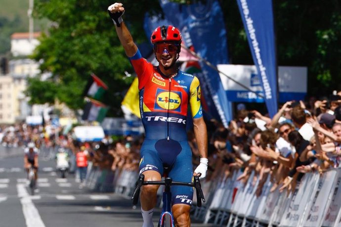 Giulio Ciccone, del equipo Lidl-Trek, celebra su victoria en la 44ª Clásica San Sebastián.