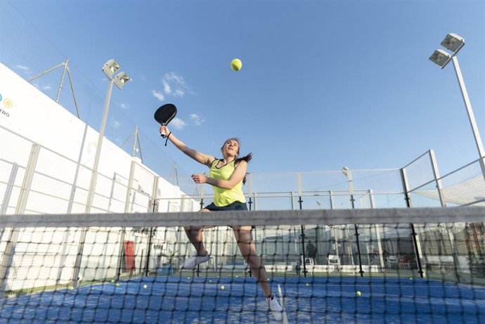Archivo - Mujer jugando al pádel.