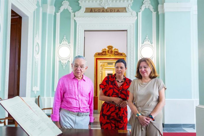 La alcaldesa de San Fernando (Cádiz), Patricia Cavada, junto con la profesora titular de la Universidad de Cádiz, María Teresa Fernández Alles, y el historiador Juan Torrejón Chaves.