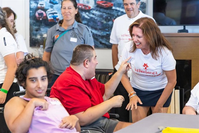 Elena Sanz, CEO de MAPFRE IBERIA, con los asistentes a la jornada de voluntariado de la Fundación MAPFRE en la 43 Copa del Rey MAPFRE de vela
