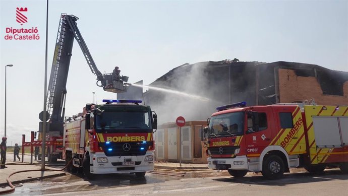 Controlado el incendio industrial que afecta a varias naves en Vinaròs