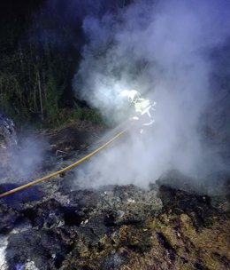 Bomberos utilizan 8.000 litros de agua para extinguir un incendio de vegetación con restos de podas en Lamadrid
