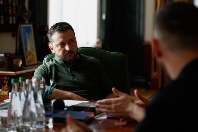 El presidente de Ucrania, Volodimir Zelenski, es informado en su despacho de una operación anticorrupción, a 2 de agosto de 2025
