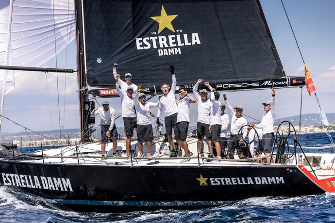 El barco 'Estrella Damm' celebra su título en la 43ª Copa del Rey MAPFRE.