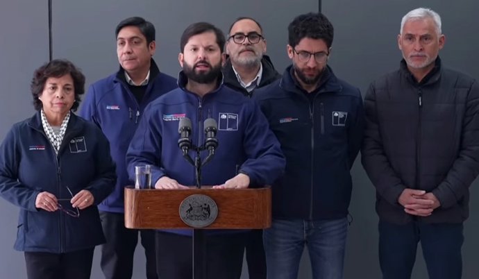 O presidente do Chile, Gabriel Boric, informa a mídia sobre o colapso da mina El Teniente em 2 de agosto de 2025.