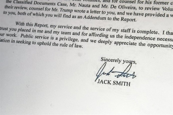 Archivo - Un extracto de un informe del exfiscal federal Jack Smith sobre Donald Trump 