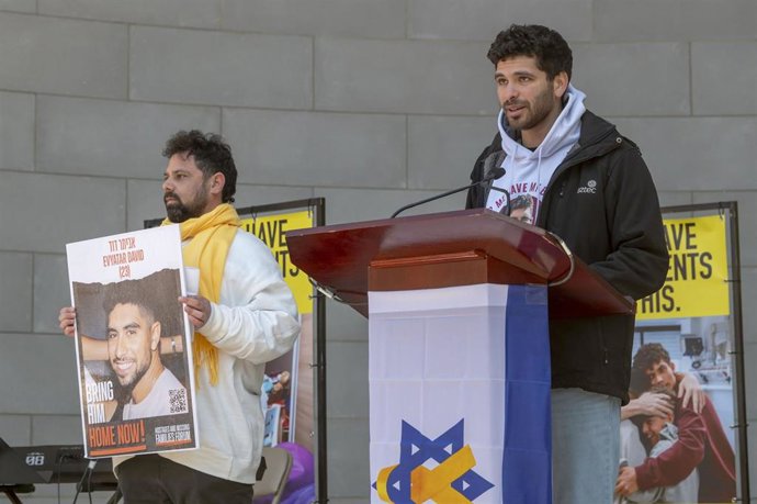 Archivo - Ilay David, brother of hostage evyatar david, durante una concentración en Nueva York para pedir su liberación