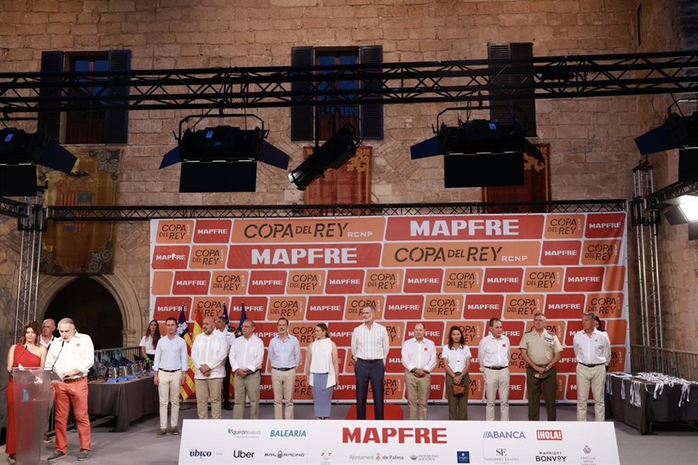 El Rey Felipe VI ha presidido este sábado la entrega de los premios a los campeones de la regata de vela 43 Copa del Rey MAPFRE, en el Palacio Real de la Almudaina (Palma).