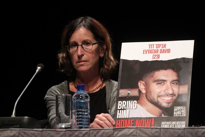 Archivo - November 5, 2023, Athens, Greece: The mother of David Evyatar who kidnapped by Hamas speaks to the Greek audience. The Hostage and Missing Families Forum was formed by the families of the abductees less than 24 hours after the horrific attack by