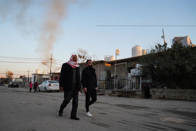 Archivo - December 19, 2024, Damascus, Duhok, Iraq: People walk in the street at Domiz camp for Syrian Kurdish refugees about 18km southwest of Duhok city in the Kurdistan Region. Duhok province hosts 92,000 Syrian refugees out of 275,000 refugees in the 