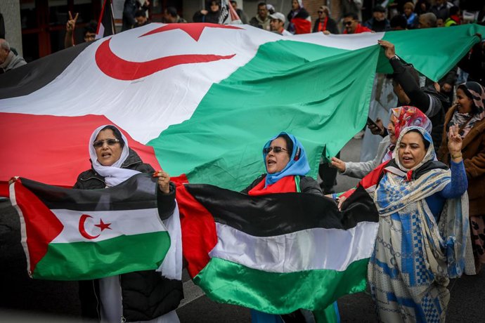 Archivo - November 11, 2023, Madrid, Spain: A group of Sahrawi women protesters carry flags of Western Sahara and Palestine (C) during a pro-Sahrawi demonstration in the center of Madrid. Protesters marched in the Spanish capital to demand respect for int