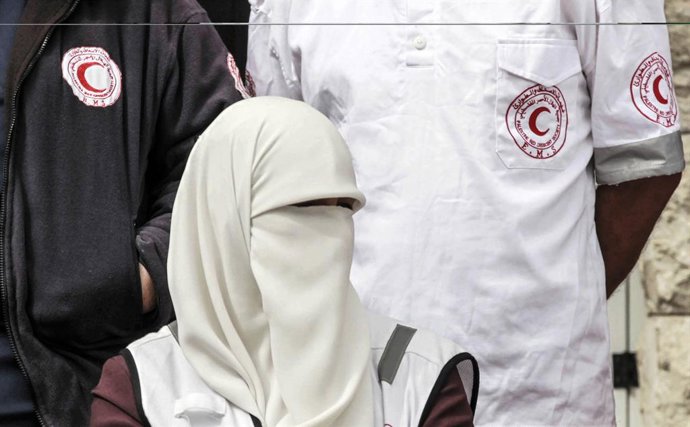 Archivo - 23 de abril de 2025, Nablus, Cisjordânia, Palestina: Um médico palestino da Sociedade do Crescente Vermelho Palestino (PRCS) visto durante um protesto. Um protesto está sendo realizado na cidade de Nablus, na Cisjordânia, exigindo uma investigaç