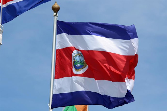 Archivo - 20 de junho de 2025, São Petersburgo, Rússia: A bandeira nacional da Costa Rica é hasteada em um mastro.