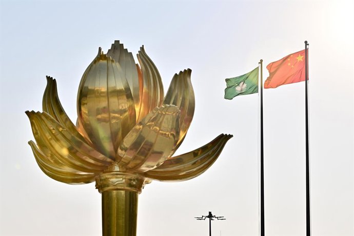 Archivo - BEIJING, Dec. 29, 2024 -- Uma cerimônia de hasteamento da bandeira marcando o 25º aniversário do retorno de Macau à pátria é realizada na Praça do Lótus Dourado em Macau, sul da China, em 20 de dezembro de 2024.   Os 10 principais eventos notici