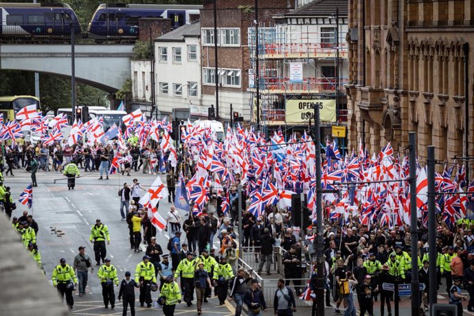 2 de agosto de 2025, Manchester, Reino Unido: Apoiadores do Britain First marcham pela cidade durante o comício. Centenas de pessoas se juntaram a Paul Golding sob a bandeira March for Remigration (Marcha pela Remigração) para apoiar suas políticas, que i