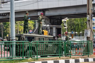 Archivo - March 29, 2025, Bangkok, Thailand: A view of an army truck with soldiers blocking access to the road at the collapsed State Audit Office building in Chatuchak district. On March 28, 2025, a powerful 7.7-magnitude earthquake in Myanmar triggered 