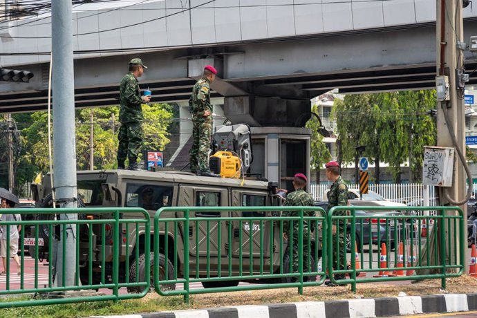 Archivo - March 29, 2025, Bangkok, Thailand: A view of an army truck with soldiers blocking access to the road at the collapsed State Audit Office building in Chatuchak district. On March 28, 2025, a powerful 7.7-magnitude earthquake in Myanmar triggered 