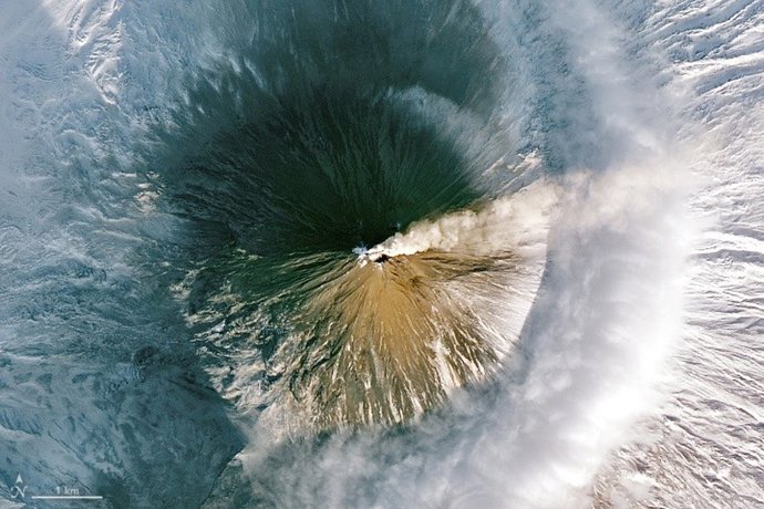 Archivo - Imagen de archivo de un volcán activo en la Península siberiana de Kamchatka