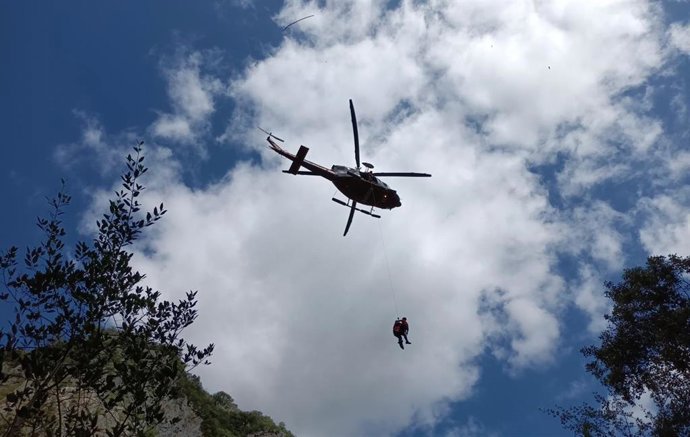 El 112 movilizó 31 rescates en julio en Cantabria, un 40% más y la mitad en montaña